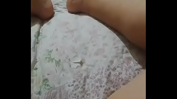 Jugando solita en casa