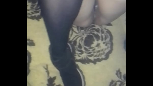 Le quito los zapatos y le toco las piernas